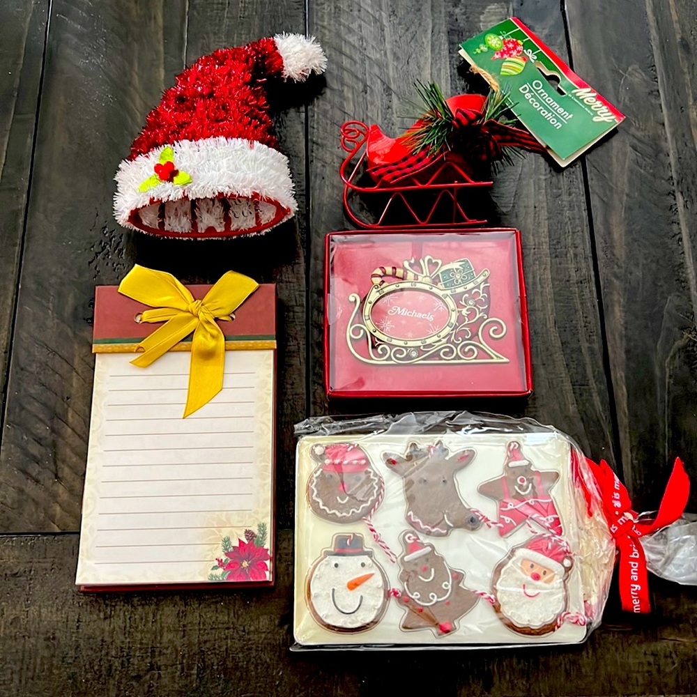 NWT - elegant and adorable Santa and sleigh collection!